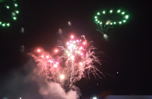 Jonava suspindėjo pasakų tema - įžiebta Kalėdų puošmena