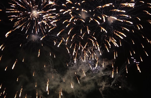 Jonava suspindėjo pasakų tema - įžiebta Kalėdų puošmena