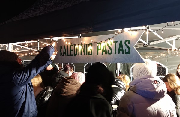 Jonava suspindėjo pasakų tema - įžiebta Kalėdų puošmena