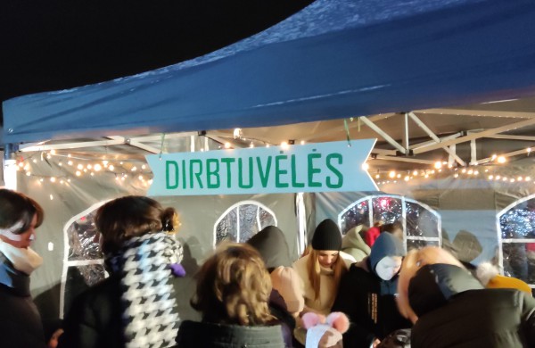 Jonava suspindėjo pasakų tema - įžiebta Kalėdų puošmena