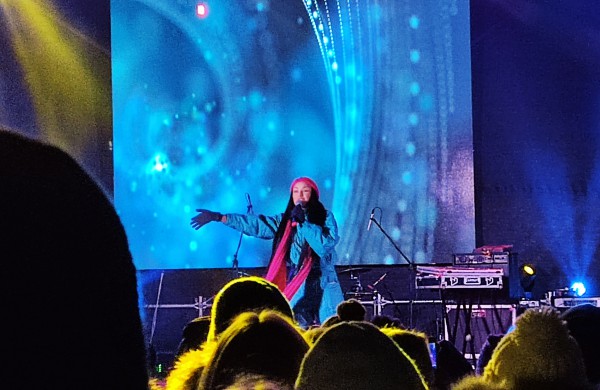 Jonava suspindėjo pasakų tema - įžiebta Kalėdų puošmena