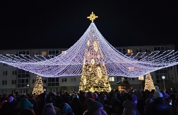 Jonava suspindėjo pasakų tema - įžiebta Kalėdų puošmena