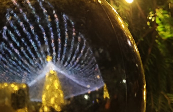 Jonava suspindėjo pasakų tema - įžiebta Kalėdų puošmena