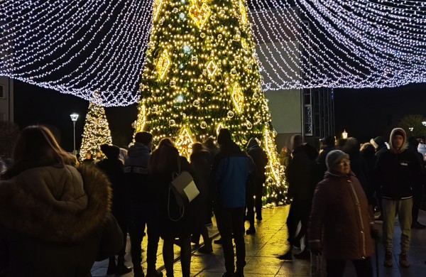 Jonava suspindėjo pasakų tema - įžiebta Kalėdų puošmena
