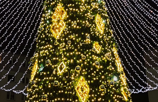 Jonava suspindėjo pasakų tema - įžiebta Kalėdų puošmena