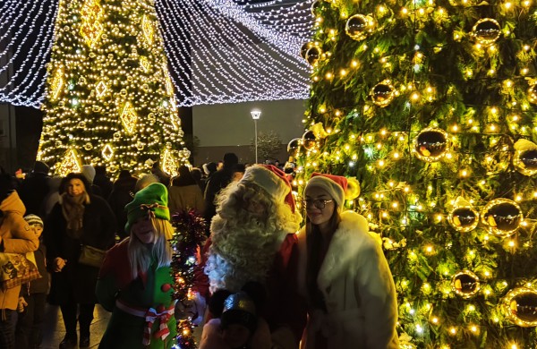 Jonava suspindėjo pasakų tema - įžiebta Kalėdų puošmena