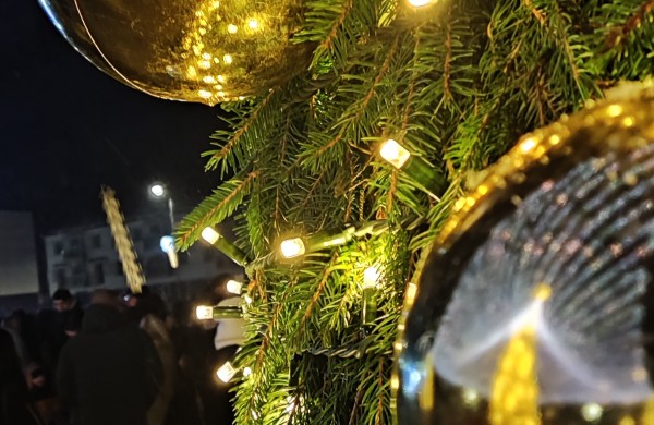 Jonava suspindėjo pasakų tema - įžiebta Kalėdų puošmena