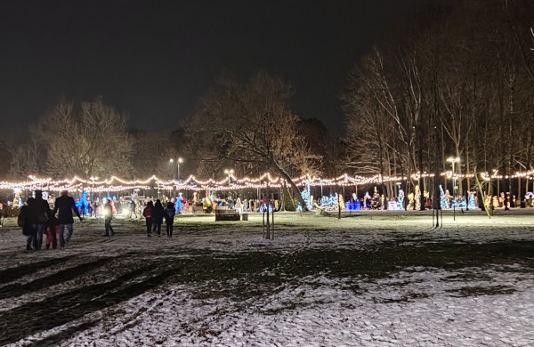 Jonava suspindėjo pasakų tema - įžiebta Kalėdų puošmena