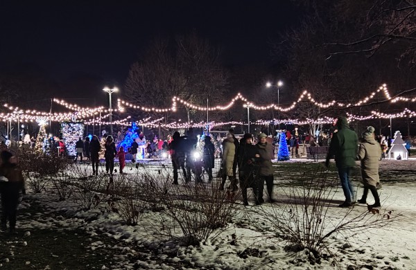 Jonava suspindėjo pasakų tema - įžiebta Kalėdų puošmena