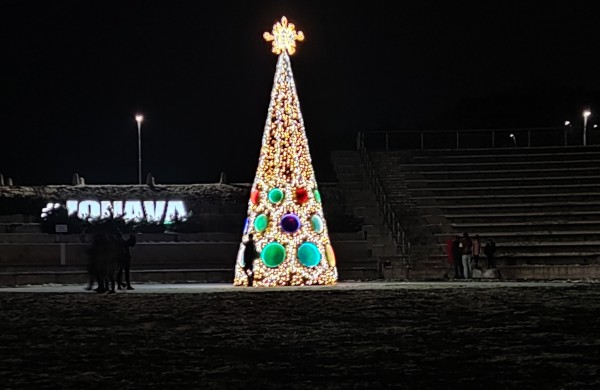 Jonava suspindėjo pasakų tema - įžiebta Kalėdų puošmena