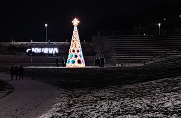 Jonava suspindėjo pasakų tema - įžiebta Kalėdų puošmena