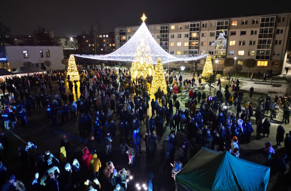 Jonava suspindėjo pasakų tema - įžiebta Kalėdų puošmena