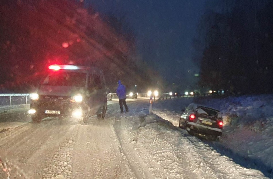 Jonavos rajone yra slidžių ruožų visuose keliuose: kai kas nesureikšmino perspėjimo 