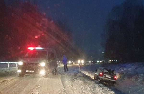 Jonavos rajone yra slidžių ruožų visuose keliuose: kai kas nesureikšmino perspėjimo 