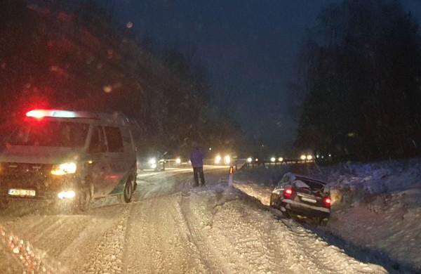 Jonavos rajone yra slidžių ruožų visuose keliuose: kai kas nesureikšmino perspėjimo 