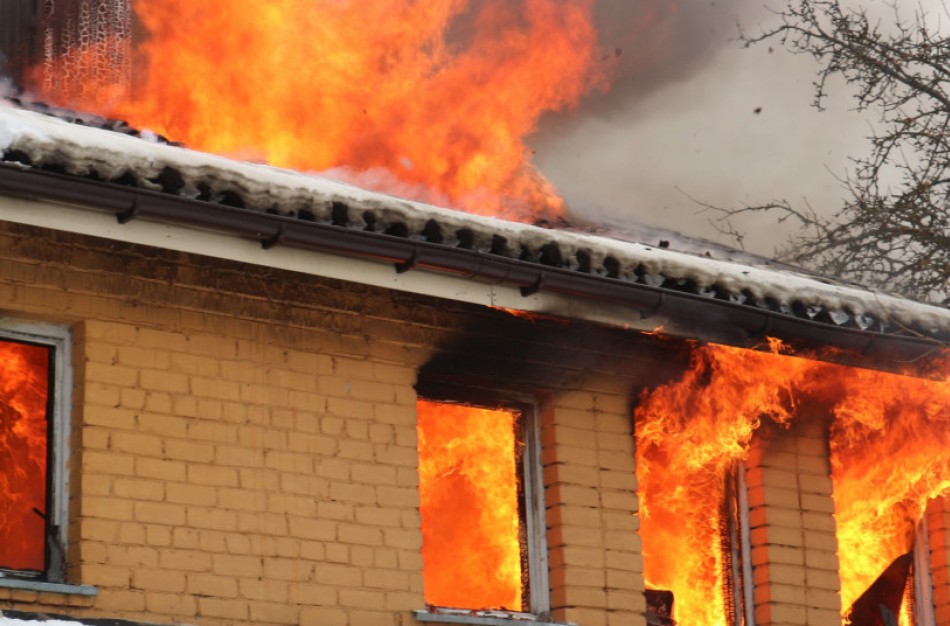 Aušros gatvėje atvira liepsna degė pastatas