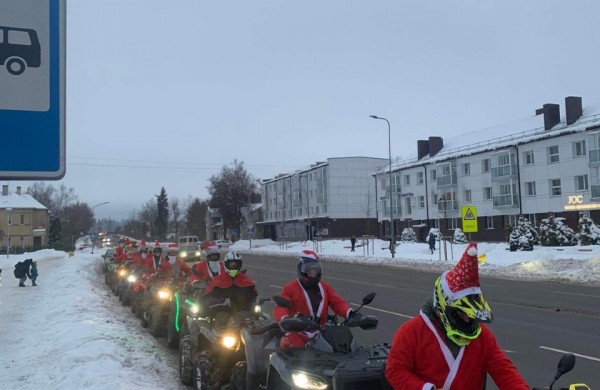 Jonavos gatvėmis riedėjo keturračiai Kalėdų seneliai