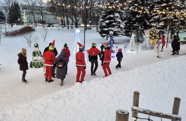 Jonavos gatvėmis riedėjo keturračiai Kalėdų seneliai