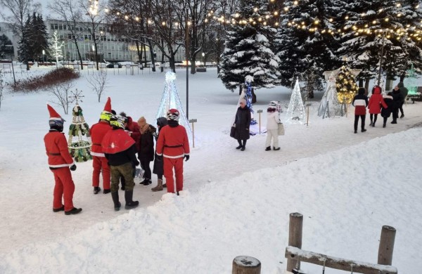 Jonavos gatvėmis riedėjo keturračiai Kalėdų seneliai