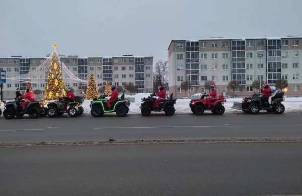 Jonavos gatvėmis riedėjo keturračiai Kalėdų seneliai