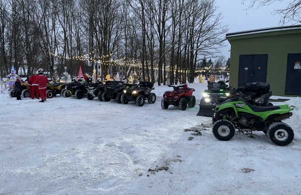 Jonavos gatvėmis riedėjo keturračiai Kalėdų seneliai