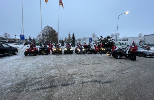 Jonavos gatvėmis riedėjo keturračiai Kalėdų seneliai