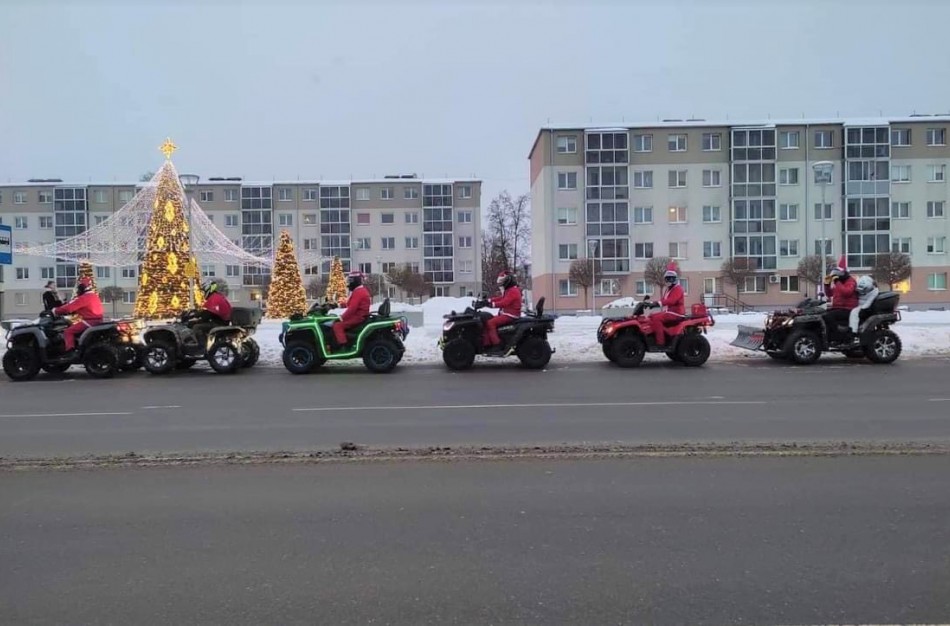 Jonavos gatvėmis riedėjo keturračiai Kalėdų seneliai
