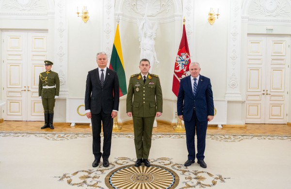 Prezidentas dviem karininkams suteikė generolo majoro laipsnius