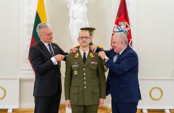 Prezidentas dviem karininkams suteikė generolo majoro laipsnius