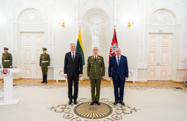 Prezidentas dviem karininkams suteikė generolo majoro laipsnius
