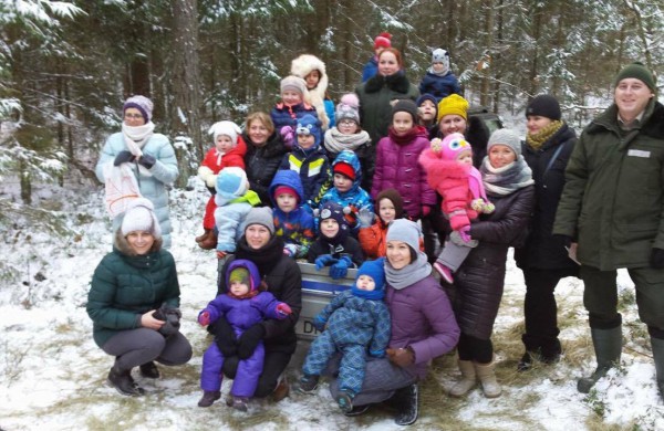 Prieš Naujuosius metus maisto nuvežė ir miško žvėrims