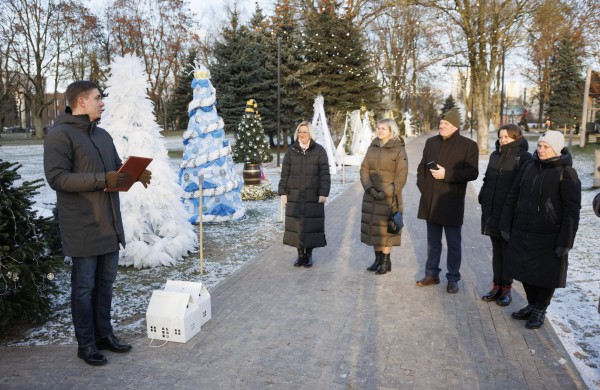 Apdovanoti 2022-2023 m. Kalėdinio miestelio eglučių kūrėjai