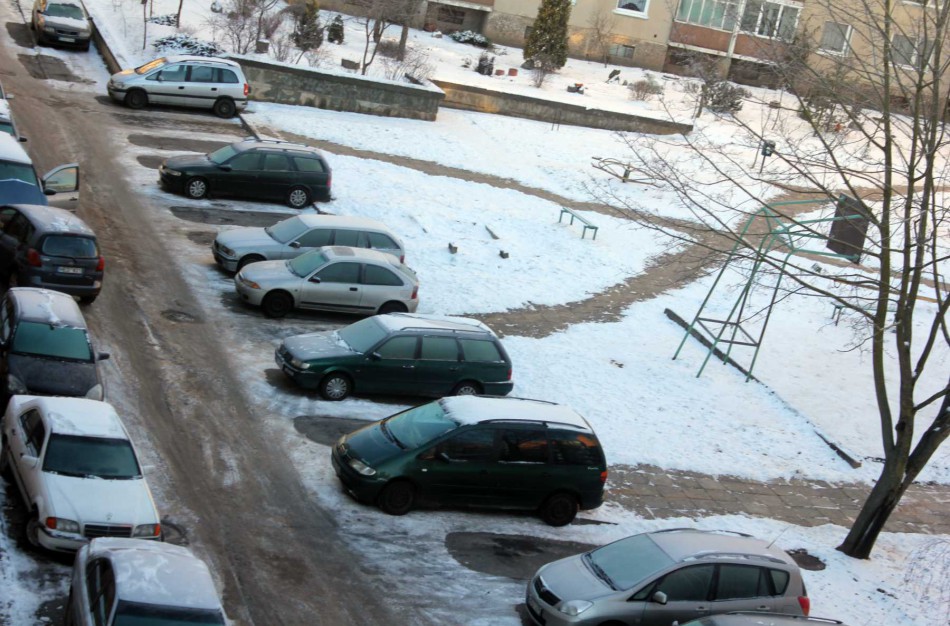 Kodėl nenuvalytas daugiabučio kiemas?