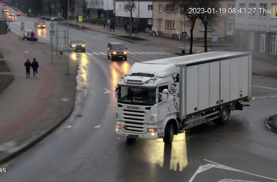 Identifikuotas automobilis, Žemaitės g. sulyginęs kelio ženklus su žeme