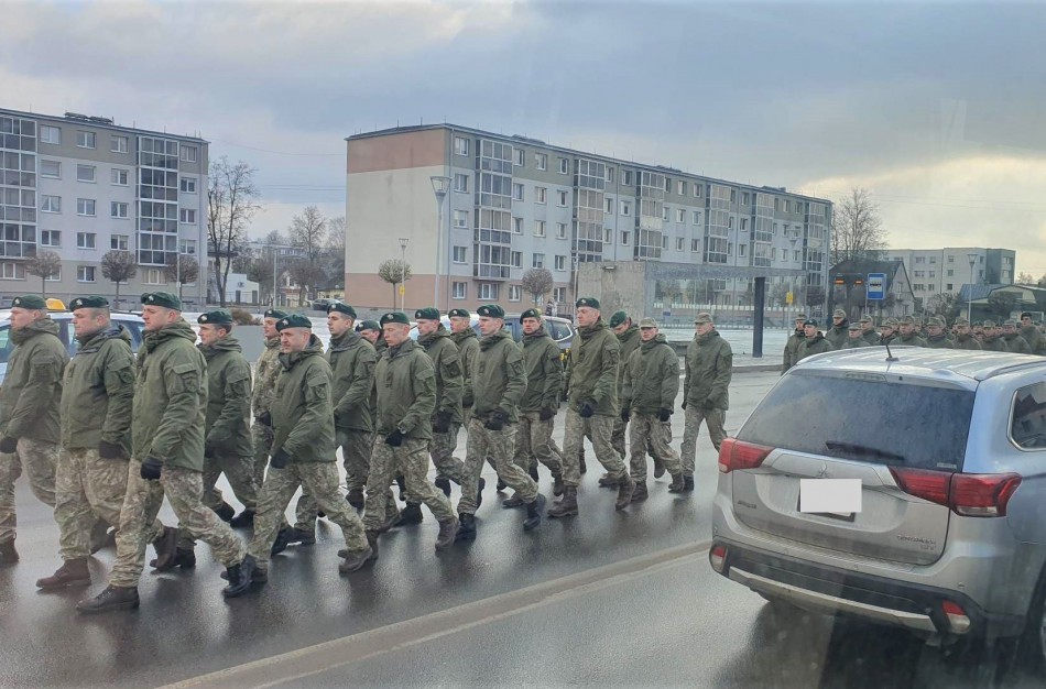Praeivių žvilgsnius patraukė Jonavoje žygiuojantys kariškiai