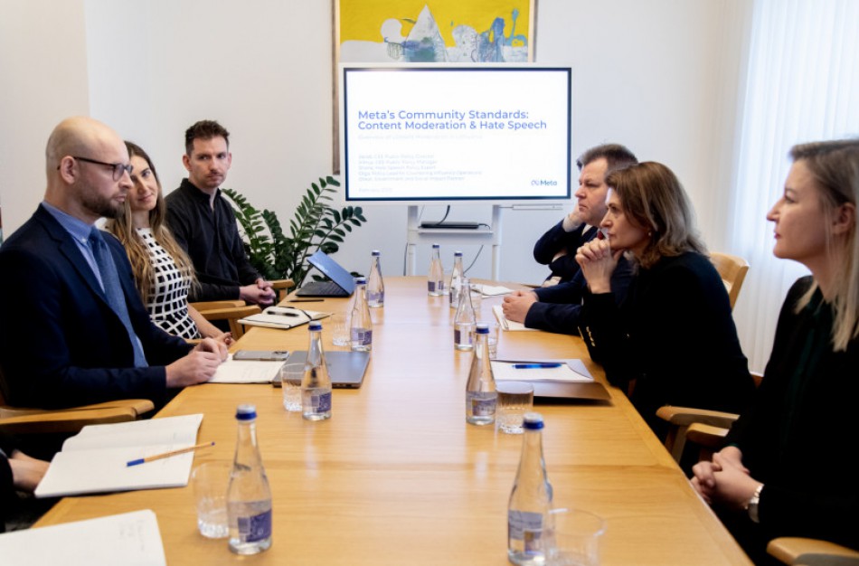 Su „Facebook“ atstovais Vyriausybės kanclerė aptarė probleminius socialinių tinklų moderavimo klausimus Rusijos karo prieš Ukrainą fone