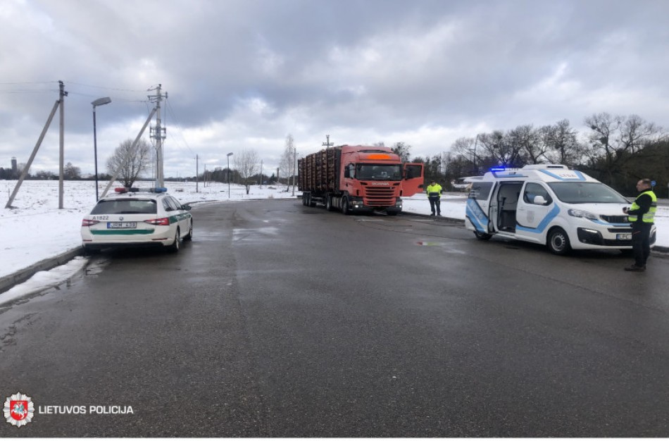 Prie padidinto pavojaus transporto priemonių vairo – ir neblaivūs, ir saugos diržų nesegintys vairuotojai