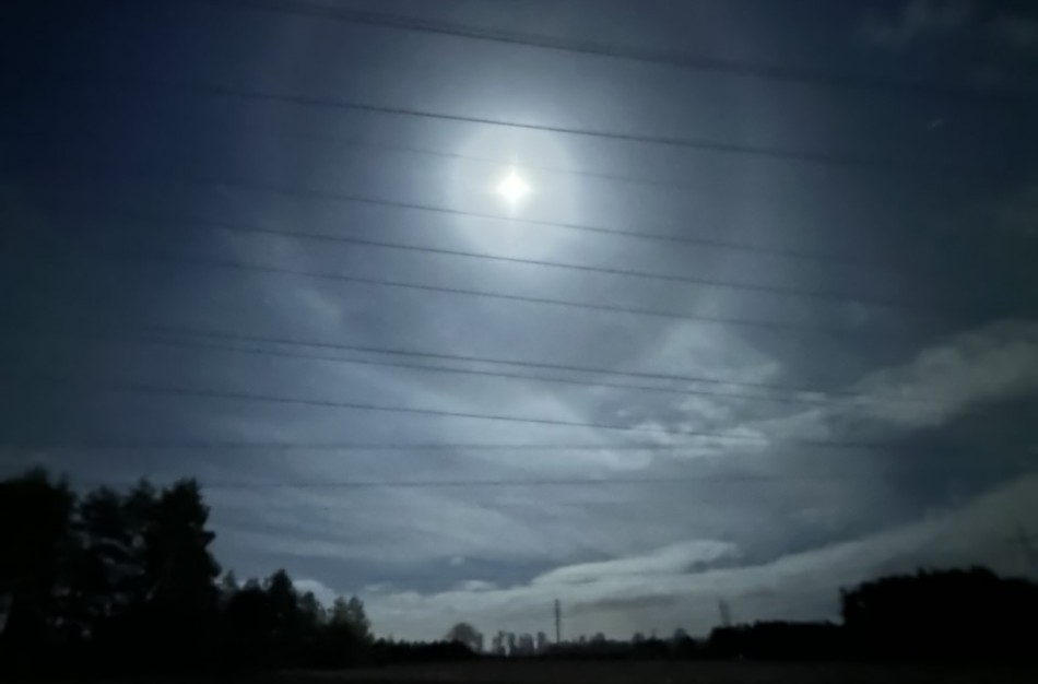 Jonavietis užfiksavo šviesos žiedą aplink mėnulį: ką jis reiškia?