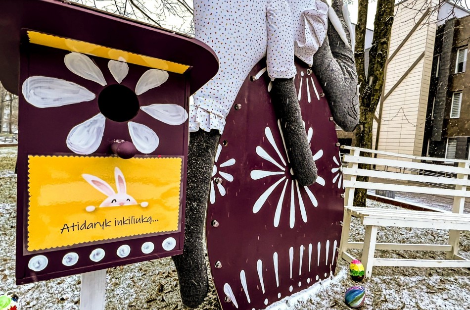 Išlindo žavieji velykiniai zuikučiai ir kviečia į garsinę instaliaciją „Zuikių pasakos“