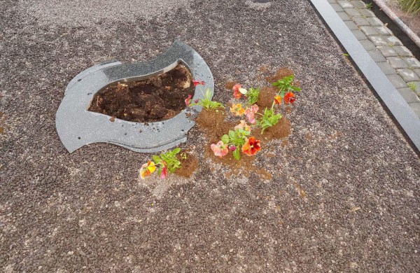 Į kapines įsisuko vandalai? Ieško žmonių, turinčių naudingos informacijos