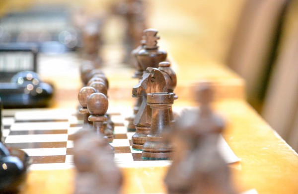 Šachmatų figūras stumdė ir didmeistriai, ir pradedantieji