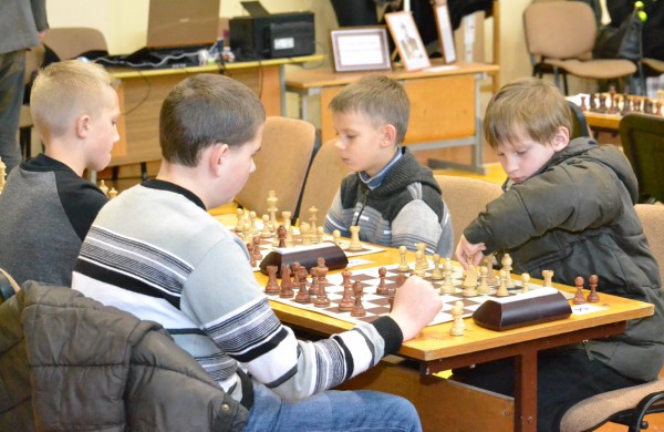 Šachmatų figūras stumdė ir didmeistriai, ir pradedantieji