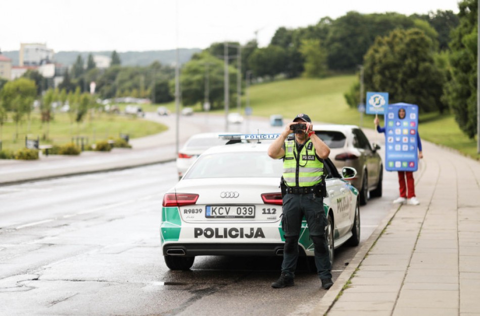 Vairuodami negalite naudotis mobiliuoju telefonu rankomis: įsidėmėkite ir keiskite įpročius