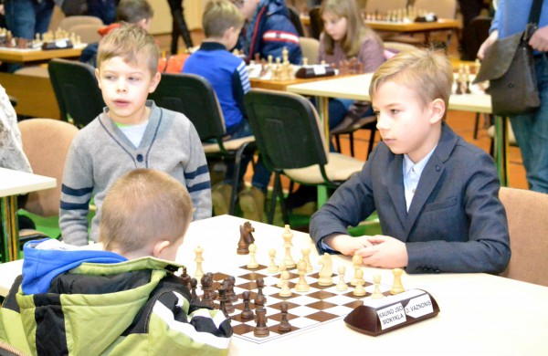 Šachmatų figūras stumdė ir didmeistriai, ir pradedantieji