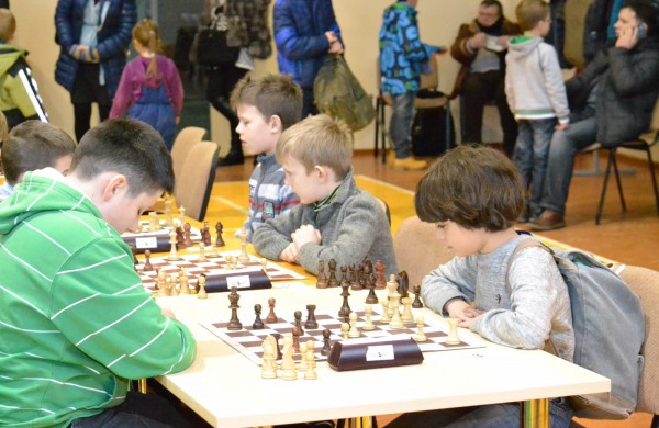 Šachmatų figūras stumdė ir didmeistriai, ir pradedantieji