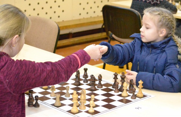 Šachmatų figūras stumdė ir didmeistriai, ir pradedantieji