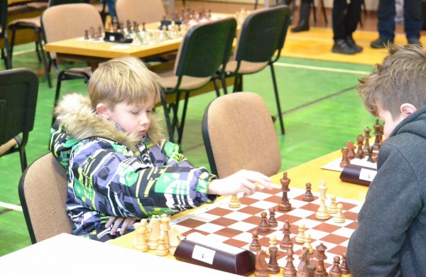 Šachmatų figūras stumdė ir didmeistriai, ir pradedantieji