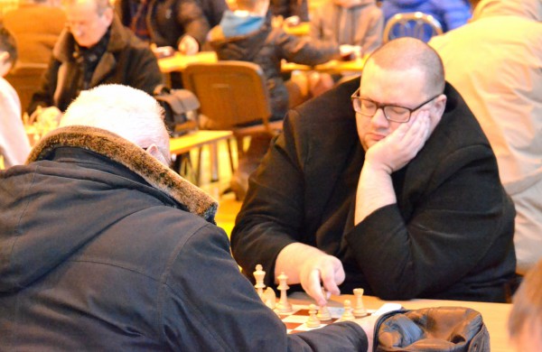 Šachmatų figūras stumdė ir didmeistriai, ir pradedantieji