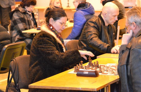 Šachmatų figūras stumdė ir didmeistriai, ir pradedantieji