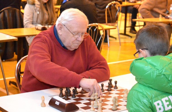 Šachmatų figūras stumdė ir didmeistriai, ir pradedantieji